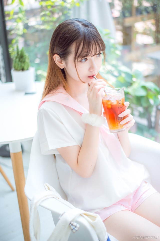 半晌之后，吕蒙红着眼眶出来，看着一片混乱的大营，厉声喝道：“都给我起来，看看你们现在，像什么样子！？”